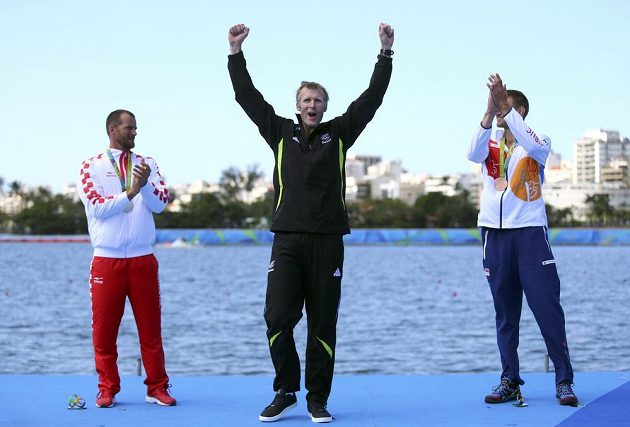 Novozélandský skifař Mahé Drysdale se raduje ze zlata. Vlevo je stříbrný Damir Martin, vpravo bronzový Ondřej Synek.