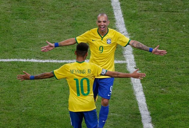 Brazilští útočníci Diego Tardelli (9) a Neymar slaví vítězství v přátelském zápase nad Argentinou.