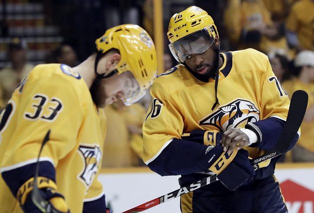 Zklamaní hokejisté Nashvillu P.K. Subban (76) a Viktor Arvidsson (33) o vyřazení ze Stanley Cupu.