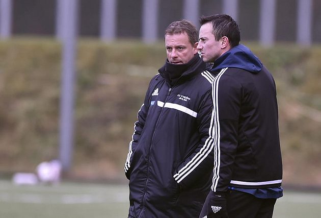 Fotbalisté FC Vysočina Jihlava zahájili 3. ledna 2018 v Jihlavě zimní přípravu na jarní část prvoligové sezóny. Na snímku zleva nový hlavní trenér Martin Svědík a obránce Miroslav Keresteš, který se při prvním tréninku zranil.