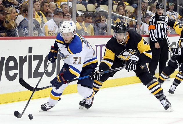 Český hokejový útočník Vladimír Sobotka se snaží uniknout obránci Pittsburghu Penguins Justinu Schultzovi v utkání NHL.