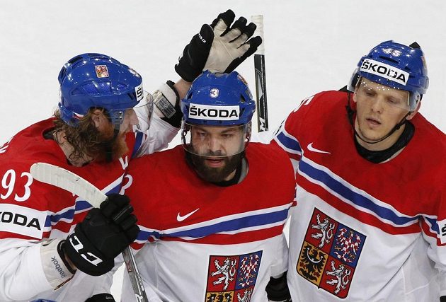 Radko Gudas (uprostřed) slaví se spoluhráči Jakubem Voráčkem (vlevo) a Radimem Šimkem gól v síti Běloruska.