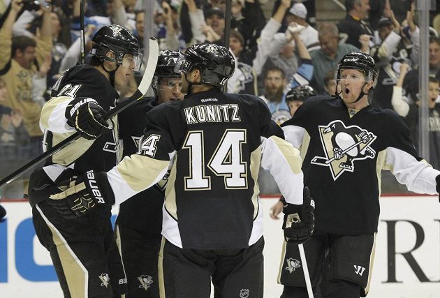 Hokejisté Pittsburghu oslavují gól do sítě Vancouveru. Penguins nakonec Canucks porazili 4:3 po nájezdech.