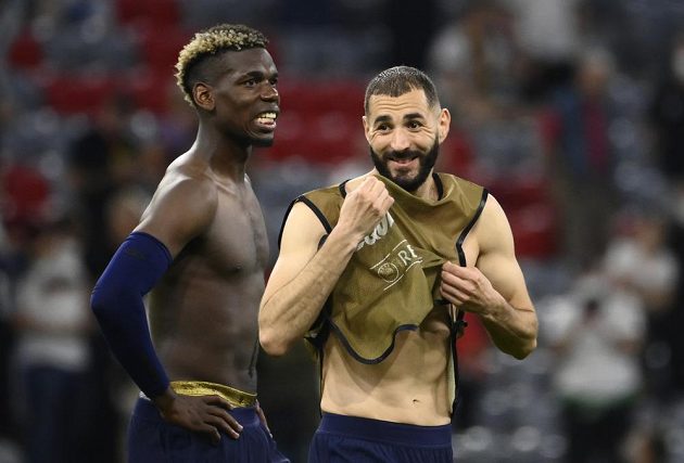 Francouzský reprezentant Paul Pogba (vlevo) dostane od Manchesteru United po EURO nabídku snů.