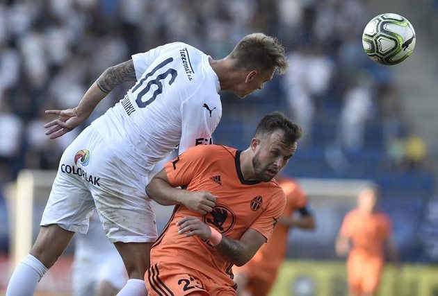 Patrik Šimko ze Slovácka a Lukáš Budínský z Boleslavi během utkání nejvyšší soutěže.