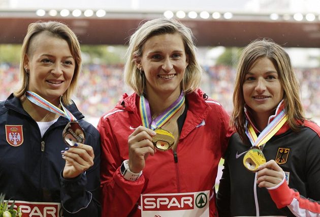 Oštěpařka Barbora Špotáková pózuje v Curychu se zlatou medailí. Vlevo je stříbrná Tatjana Jelačová ze Srbska, vpravo pak bronzová Linda Stahlová z Německa.