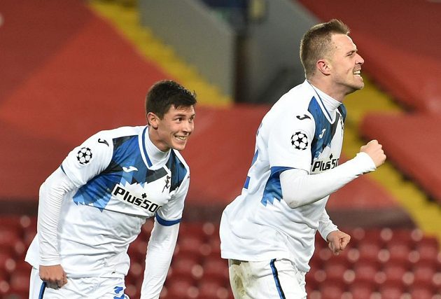 Josip Iličič (vpravo) z Bergama zaskočil Liverpool úvodním gólem v utkání 4. kola Ligy mistrů.
