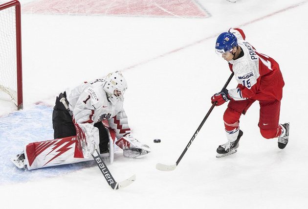 Český útočník Filip Přikryl (15) a rakouský brankář Sebastian Wraneschitz (1).