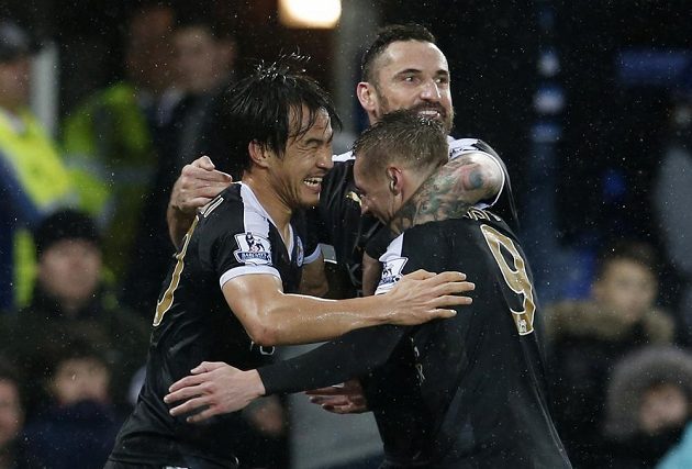 Shinji Okazaki (vlevo) se raduje z vlastní branky se spoluhráči z Leicesteru Jamiem Vardym (vpravo) and Marcinem Wasilewskim.