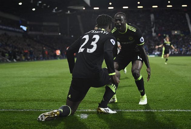 Útočník Chelsea Michy Batshuayi oslavuje svou branku ze spoluhráčem Victorem Mosesem.