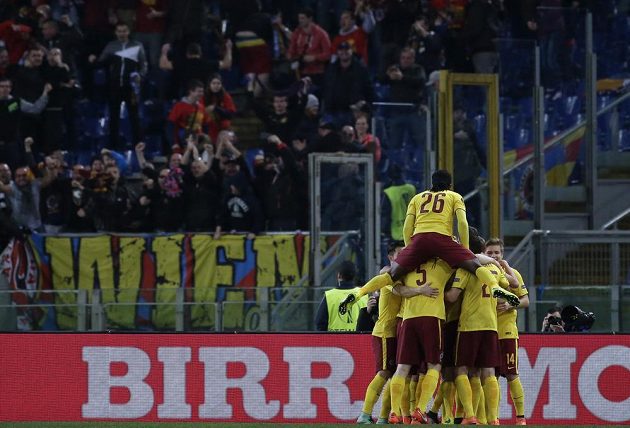 Fotbalisté Sparty slaví vedoucí gól Bořka Dočkala na římském Stadio Olimpico v odvetě osmifinále Evropské ligy.