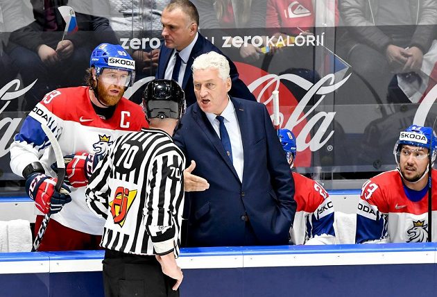 Kapitán českého týmu Jakub Voráček (vlevo) a trenér Miloš Říha diskutují s rozhodčím.