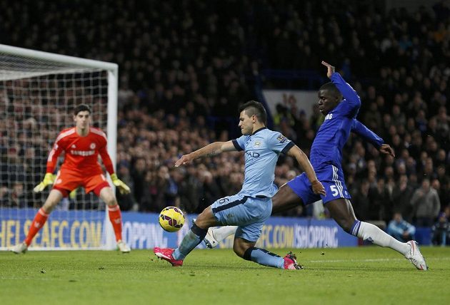 Sergio Agüero z Manchesteru City střílí na brankáře Chelsea Thibauta Courtoise.