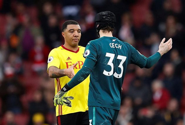 Neúspěšný penaltový střelec Troy Deeney z Watfordu gratuluje Petru Čechovi k 200. nule v Premier League