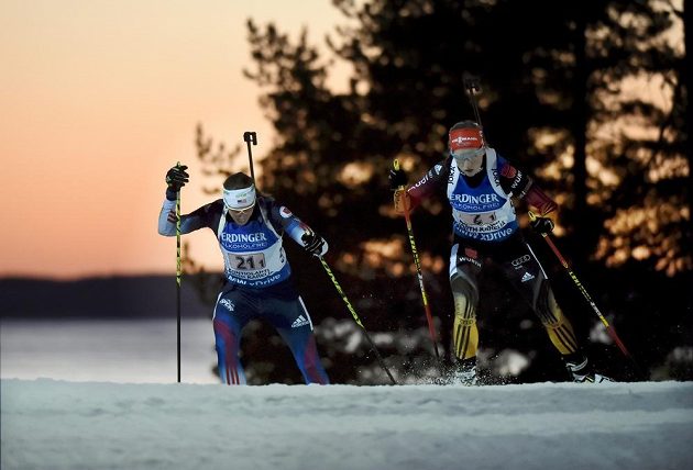 Americká biatlonistka Susan Dunkleeová (vlevo) a Němka Franziska Hildebrandová během štafetového závodu na MS v Kontiolahti.