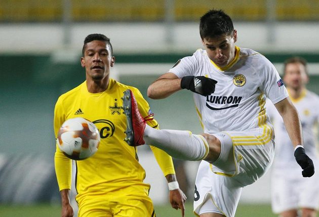 Zoran Gajič ze Zlína odkopává míč, jeho akci sleduje Jairo ze Šeriffu Tiraspol.