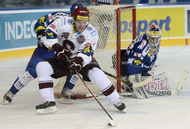 Zleva obránce Komety Michal Kempný, útočník Sparty Lukáš Pech a brankář Jiří Trvaj v duelu 22.kola extraligy
