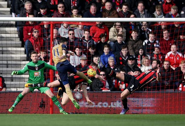 Německý záložník v dresu Arsenalu Mesut Özil střílí branku do sítě Bournemouthu.