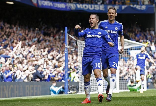 Fotbalista Chelsea Eden Hazard (vpředu) oslavuje gól proti Crystal Palace, kterým pro tým ze Stamford Bridge pojistil mistrovský titul.