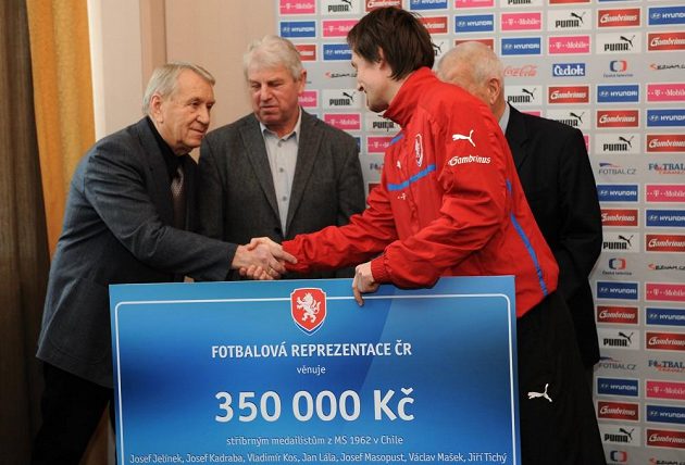 Tomáš Rosický předává šek stříbrným medailistům z MS Chile 1962 (Jelínek, Mašek a Masopust) během srazu české fotbalové reprezentace před přátelským utkáním v Turecku.