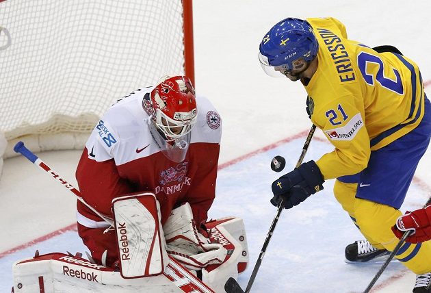 Švéd Jimmie Ericsson zkouší vyzrát na dánského brankáře Patricka Galbraitha.