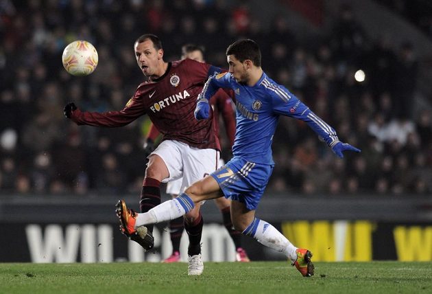 Marek Matějovský ze Sparty (vlevo) se snaží zabránit v centru Edenu Hazardovi z Chelsea.