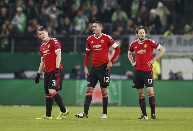 Zdrcení fotbalisté Manchesteru United. Zleva Bastian Schweinsteiger, Chris Smalling a Daley Blind.