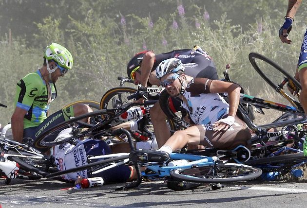Hromada bicyklů a těl. Děsivý karambol ve třetí etapě Tour přinesl obrázky plné bolesti.