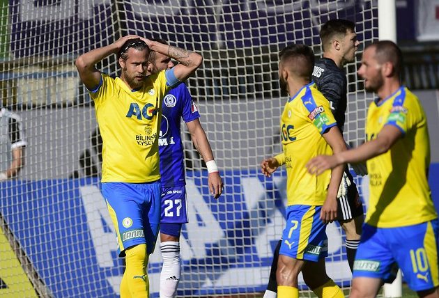 Jakub Mareš z Teplic (vlevo) neskrývá zklamání během prvoligového utkání s Olomoucí.