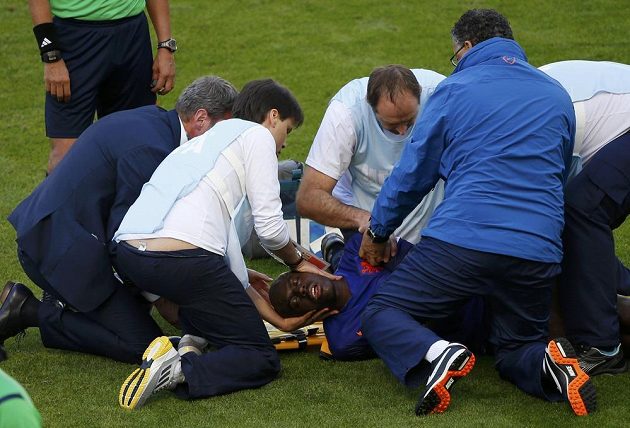 Zraněný Nizozemec Bruno Martins Indi (v péči zdravotníků) zraněný v souboji s Australanem Timem Cahillem.
