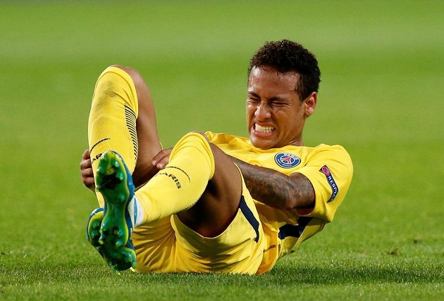 Hvězda Paris Saint-Germain Neymar v bolestivé pozici během utkání Ligy mistrů proti Anderlechtu.