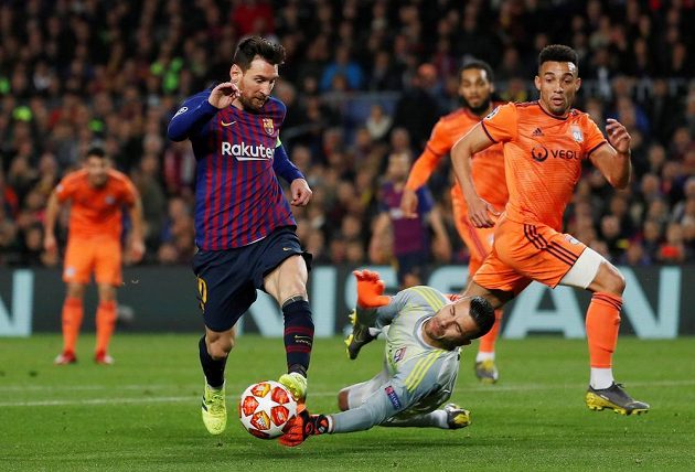 Barcelonský Lionel Messi v akci během utkání Ligy mistrů s Lyonem.