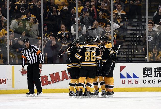 Bostonský Kevan Miller (86) a jeho spoluhráči se radují po gólu Davida Pastrňáka (88) ve druhé třetině utkání s Floridou.