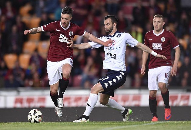 Václav Kadlec ze Sparty Praha a obránce Slovácka Tomáš Košút (v bílém dresu).