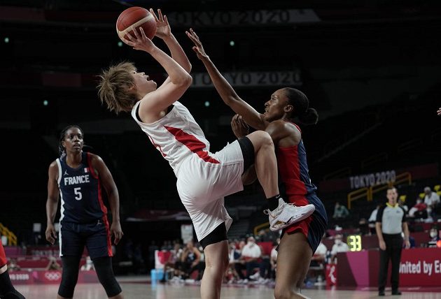 Japonka Maki Takadaová (vlevo) střílí přes Francouzku Sandrine Grudaovou během zápasu základní skupiny olympijského turnaje v basketbalu.