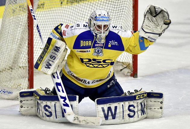Brankář Zlína Libor Kašík při zákroku ve druhém zápase předkola play off proti Třinci.