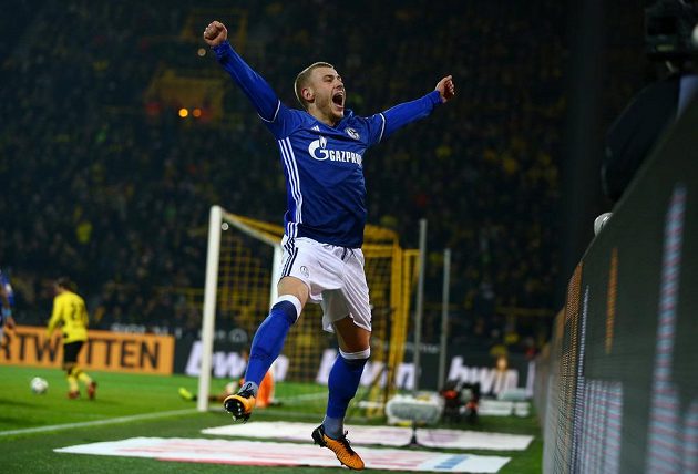 Fotbalista Schalke Max Meyer se raduje z vyrovnávací trefy svého týmu na 4:4 proti Dortmundu.