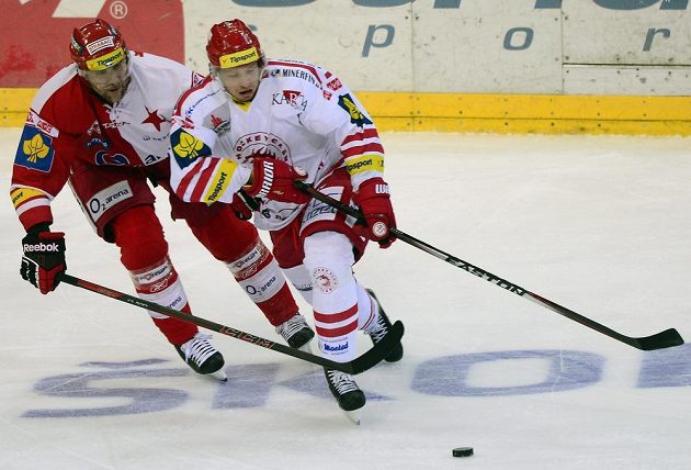Třinecký útočník Daniel Rákos (vpravo) a slávistický obránce Pavel Kolařík v předehrávce 50. kola hokejové Tipsport extraligy.