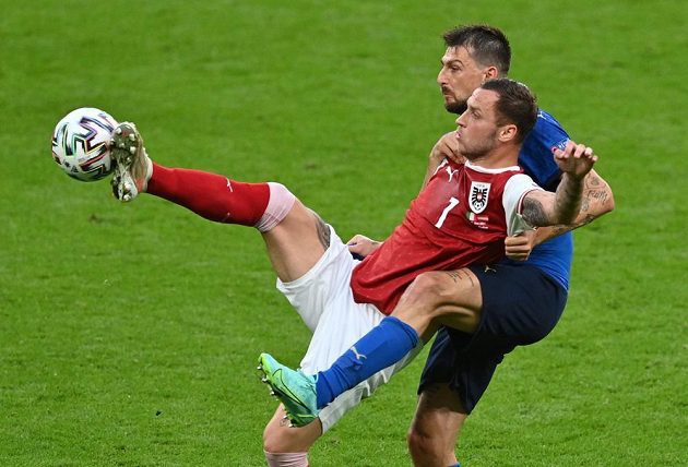 Rakouský hříšník Marko Arnautovič v akci s italským obráncem Francescem Acerbim