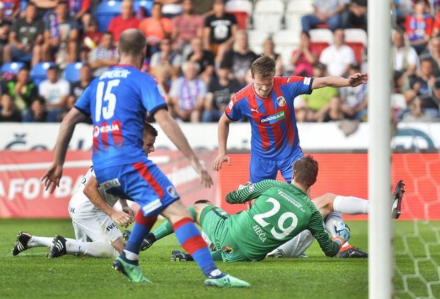 Plzeňští fotbalisté Michael Krmenčík a Jan Kopic se snaží prosadit před brankou Slovácka v ligovém utkání. Brankář Slovácka Milan Heča zasahuje.