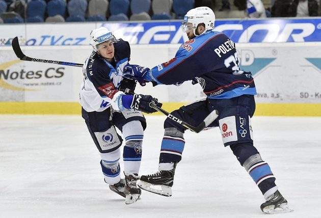 Chomutovský Michal Poletín (vpravo) a plzeňský David Stach v souboji během utkání 34. kola ELH.