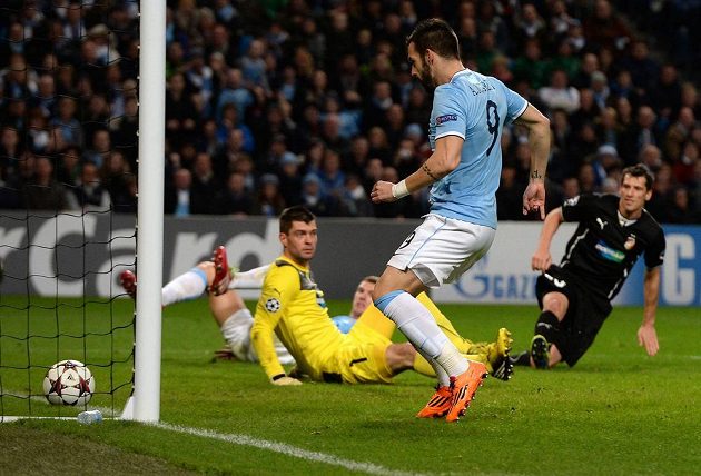 Útočník Manchesteru City Álvaro Negredo (v modrém dresu) střílí gól do sítě Plzně.