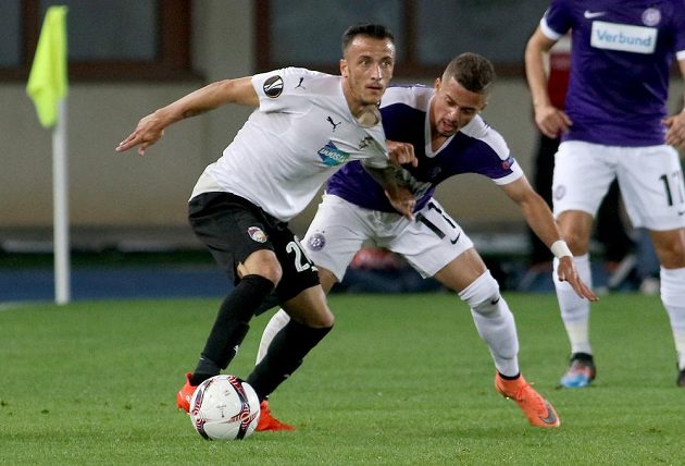 Ferreira Venuto z Austrie (vpravo) se snaží odebrat míč Ergysovi Kacemu z Viktorie Plzeň.