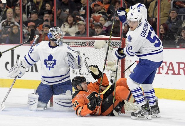 Český mladík Petr Straka (51) z Philadelphie právě okusil, jak tvrdá je NHL. Na led ho složil obránce Gardiner.