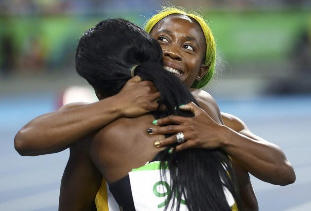 Obhájkyně olympijského zlata z trati na 100 metrů Shelly-Ann Fraserová-Prycová (vpravo) blahopřeje, v Riu třetí, blahopřeje vítězce a své krajance Elaini Thompsonové k vítězství.