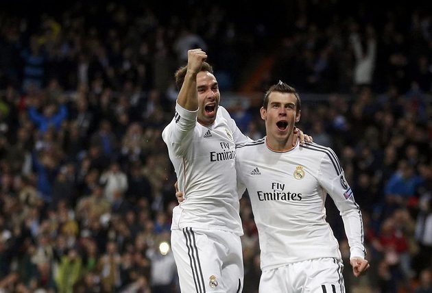 Gareth Bale (vpravo) a jeho spoluhráč z Realu Madrid Daniel Carvajal oslavují úvodní gól ve čtvrtfinále Ligy mistrů proti Borussii Dortmund.