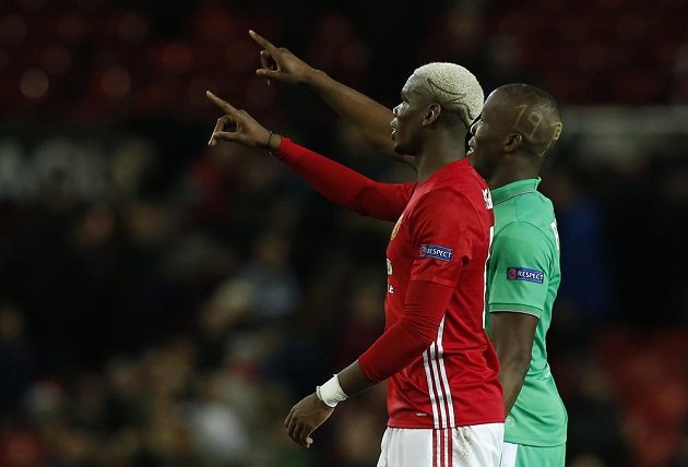 Bratři zdraví rodinu. Paul Pogba z Manchesteru United a jeho bratr Florentin v dresu St. Etienne pozdravili zbytek rodiny na tribuně Old Trafford.