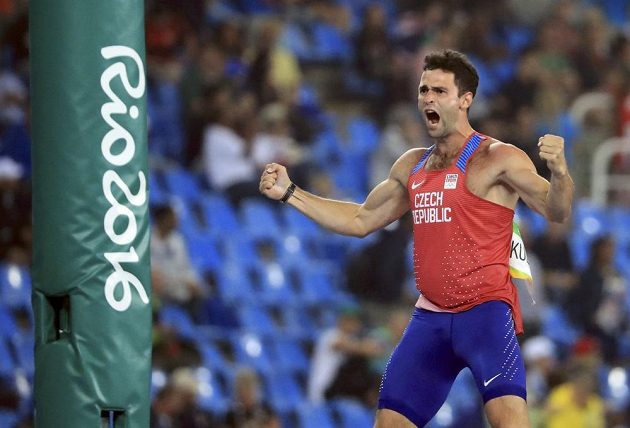 Laťka zůstala na stojanech. Jan Kudlička se raduej v olympijském finále.
