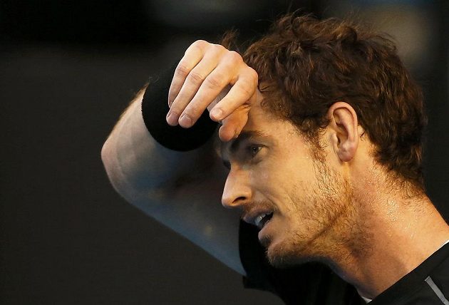 Britský tenista Andy Murray si utírá pot během finále mužské dvouhry na letošním Australian Open.