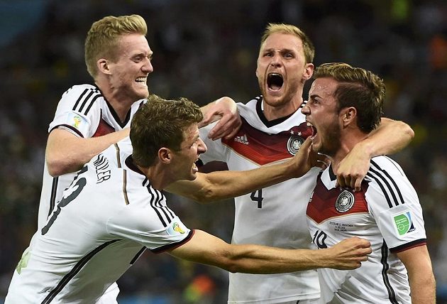 Němečtí fotbalisté zleva André Schürrle, Thomas Müller, Benedikt Höwedes a Mario Götze slaví gól v síti Argentiny.